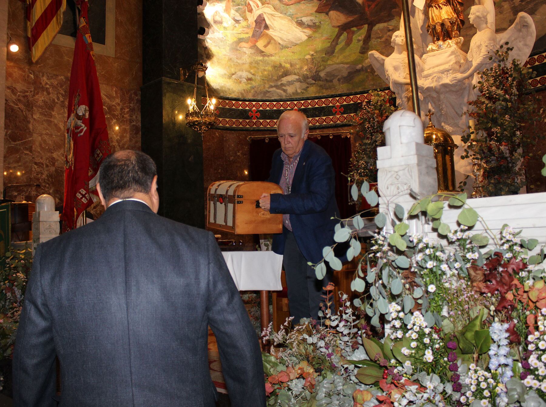 Instante en el que el presidente de la ASJ, Juan José Olcina, coge la cápsula del tiempo para trasladarla