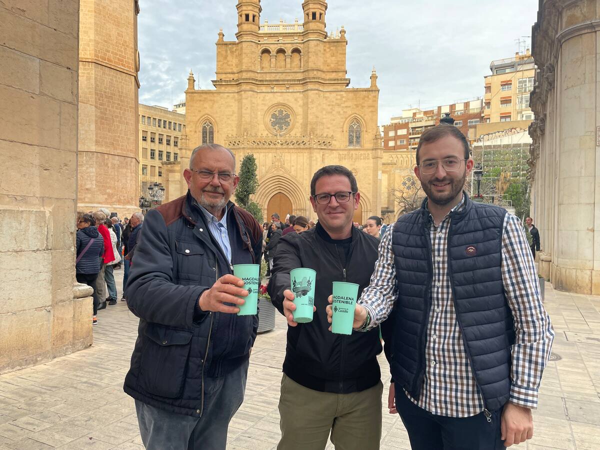 Castelló reparte 5.000 vasos biodegradables a collas y gaiatas para una Magdalena sostenible