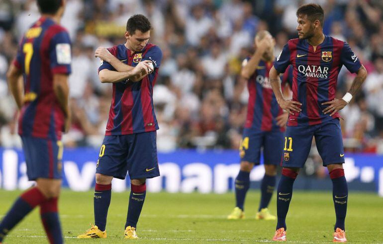 El argentino y el brasileño, durante el Clásico en el que el Barcelona cayó ante el Real Madrid en el Bernabéu.
