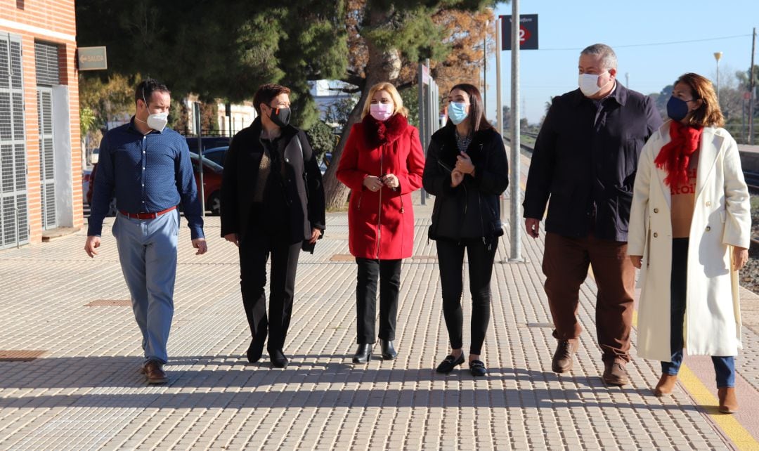 Representantes del PP en la estación ferroviaria de Alhama de Murcia (Murcia)