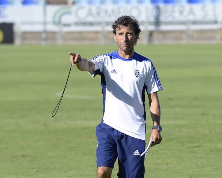 Luis Milla dirige una sesión de entrenamiento del Real Zaragoza en la Ciudad Deportiva