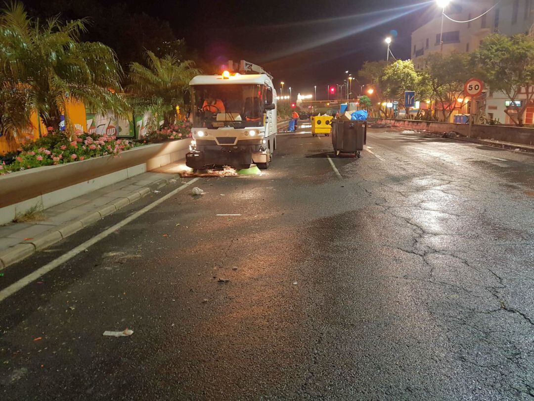 Recogida de residuos tras el Carnaval de Día en Vegueta.