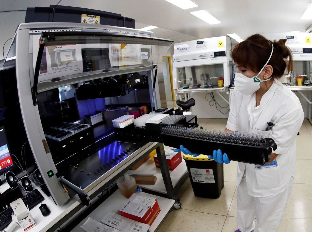 Un técnico de laboratorio durante un análisis de pruebas PCR 
