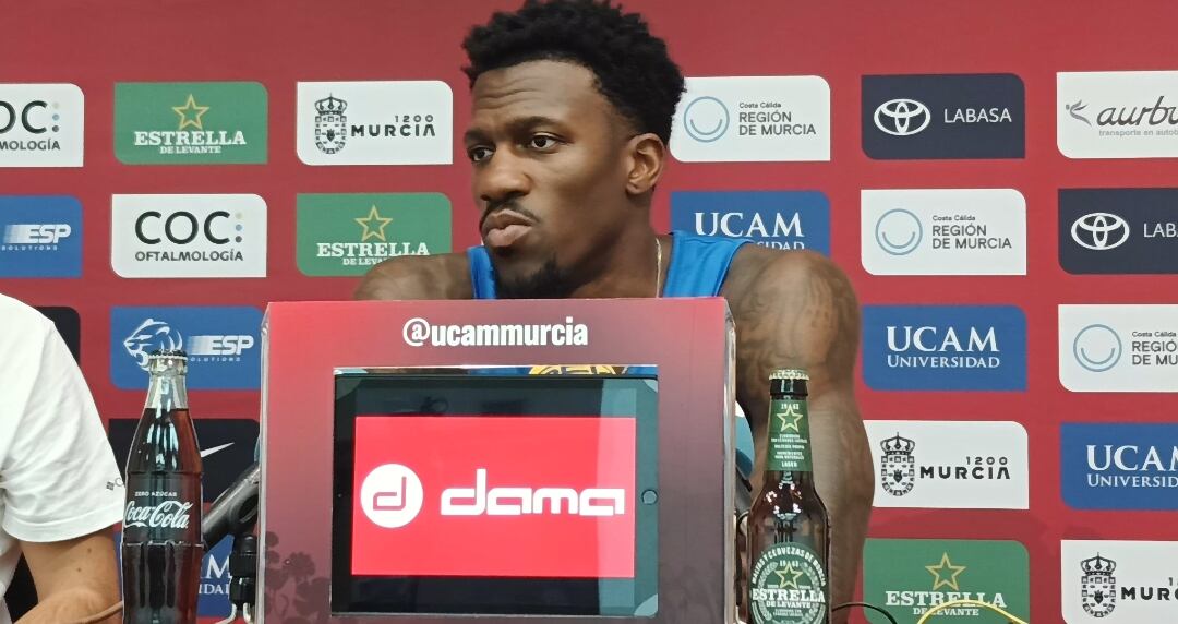 Dylan Ennis en la sala de prensa del Palacio