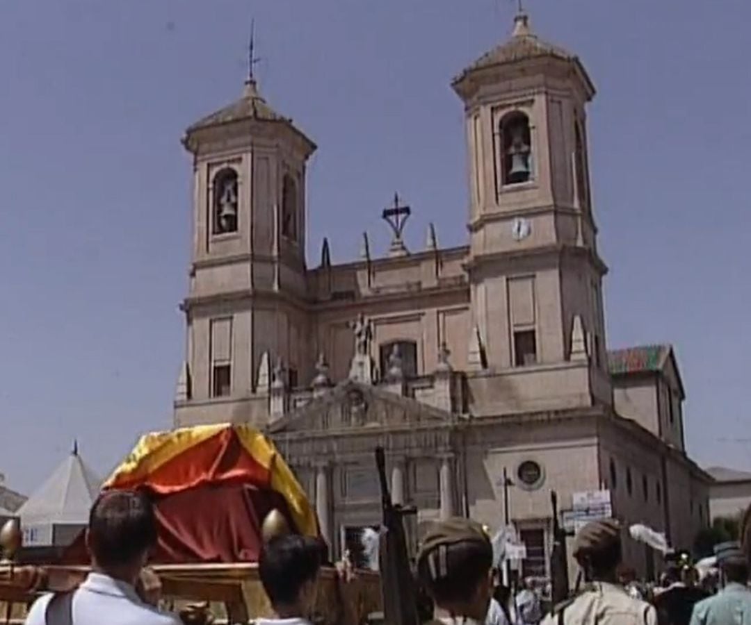 Los restos de Cristóbal Colón reciben un homenaje en Santa Fe (Granada) el 7 de junio de 2003. Tras ser analizados en la Universidad de Granada, la pequeña urna con los restos del almirante hizo una parada en esta ciudad de la Vega de Granada camino a Sevilla, en cuya Catedral están enterrados