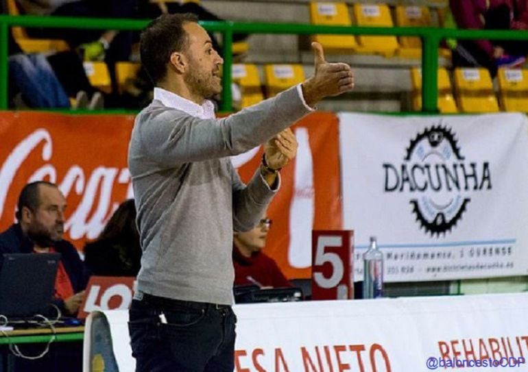 El técnico gallego puso su cargo a disposición del club que aceptó su dimisión.