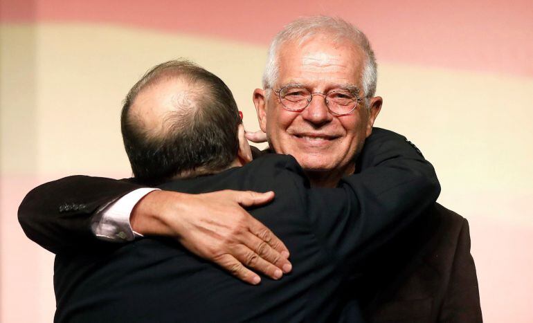 El candidato del PSC a la presidencia de la Generalitat, Miquel Iceta (i), acompañado del expresidente del Parlamento Europeo Josep Borrell