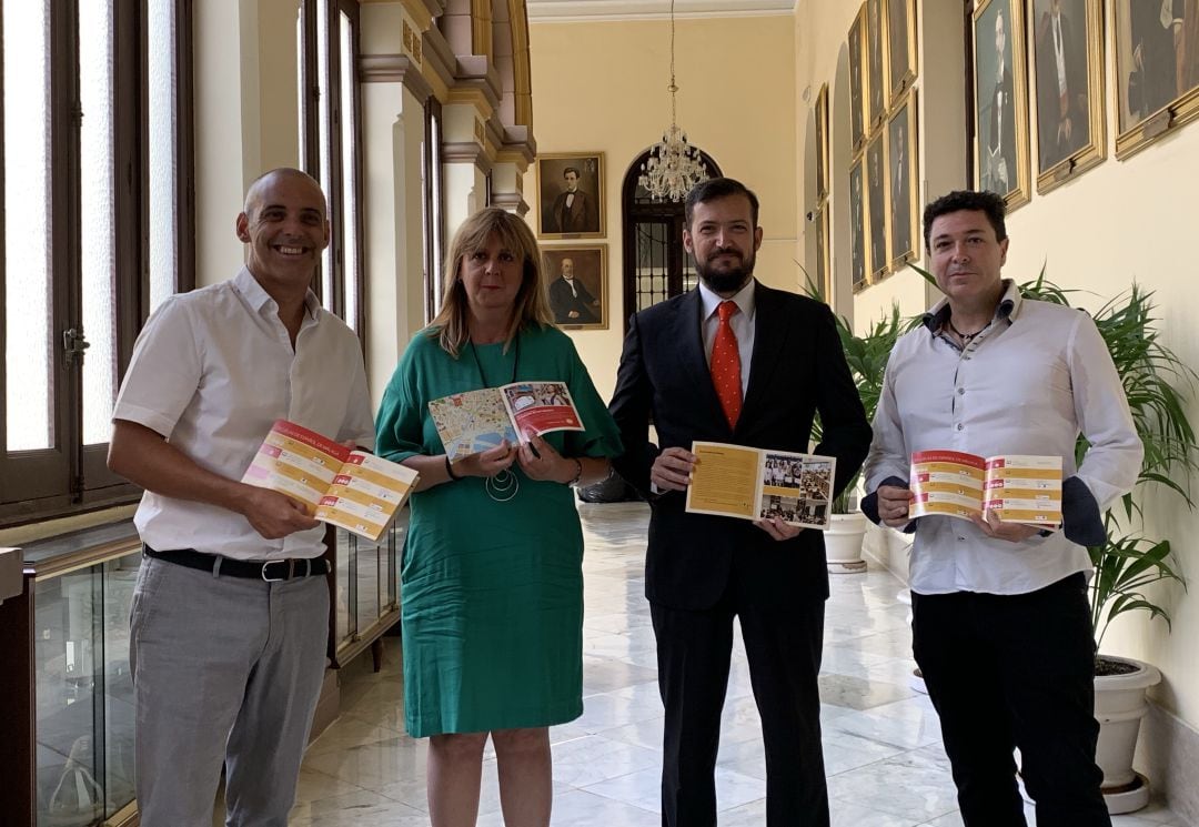 La concejala de Turismo y Promoción de la Ciudad, Rosa Sánchez, junto a José María Casero, Antonio Peláez y Francisco J. Vallejo