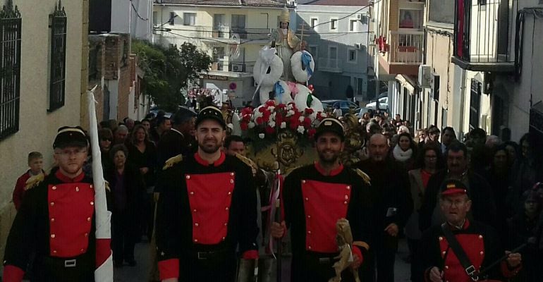 Los cargos de San Silvestre durante la procesión del patrón de Huesa.