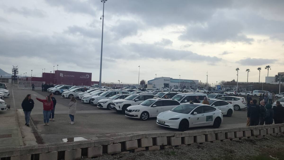 Taxistas se concentran contra de la subida de la póliza de seguro