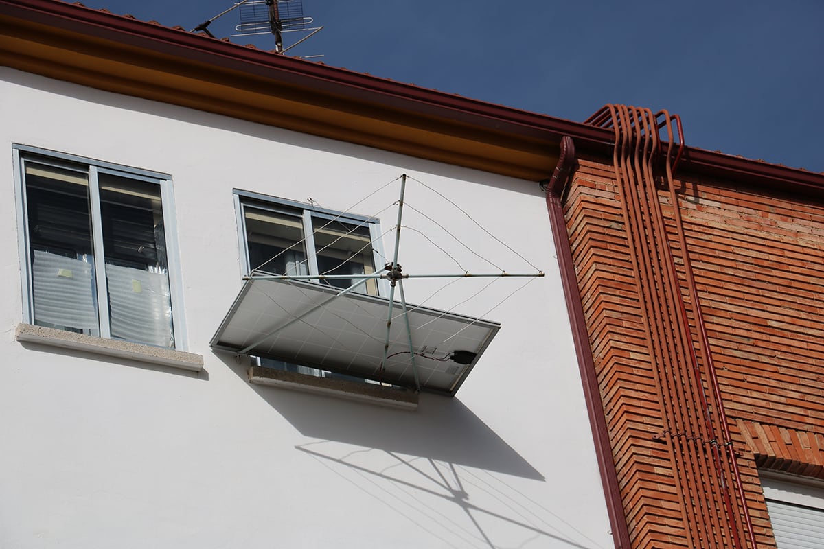 Placa solar en un tendedero de Aranda