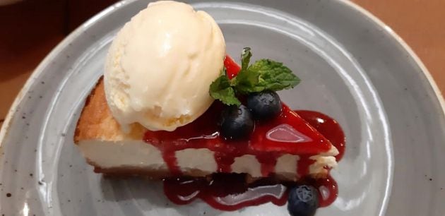 Tarta de queso con helado de vainilla y frutos rojos