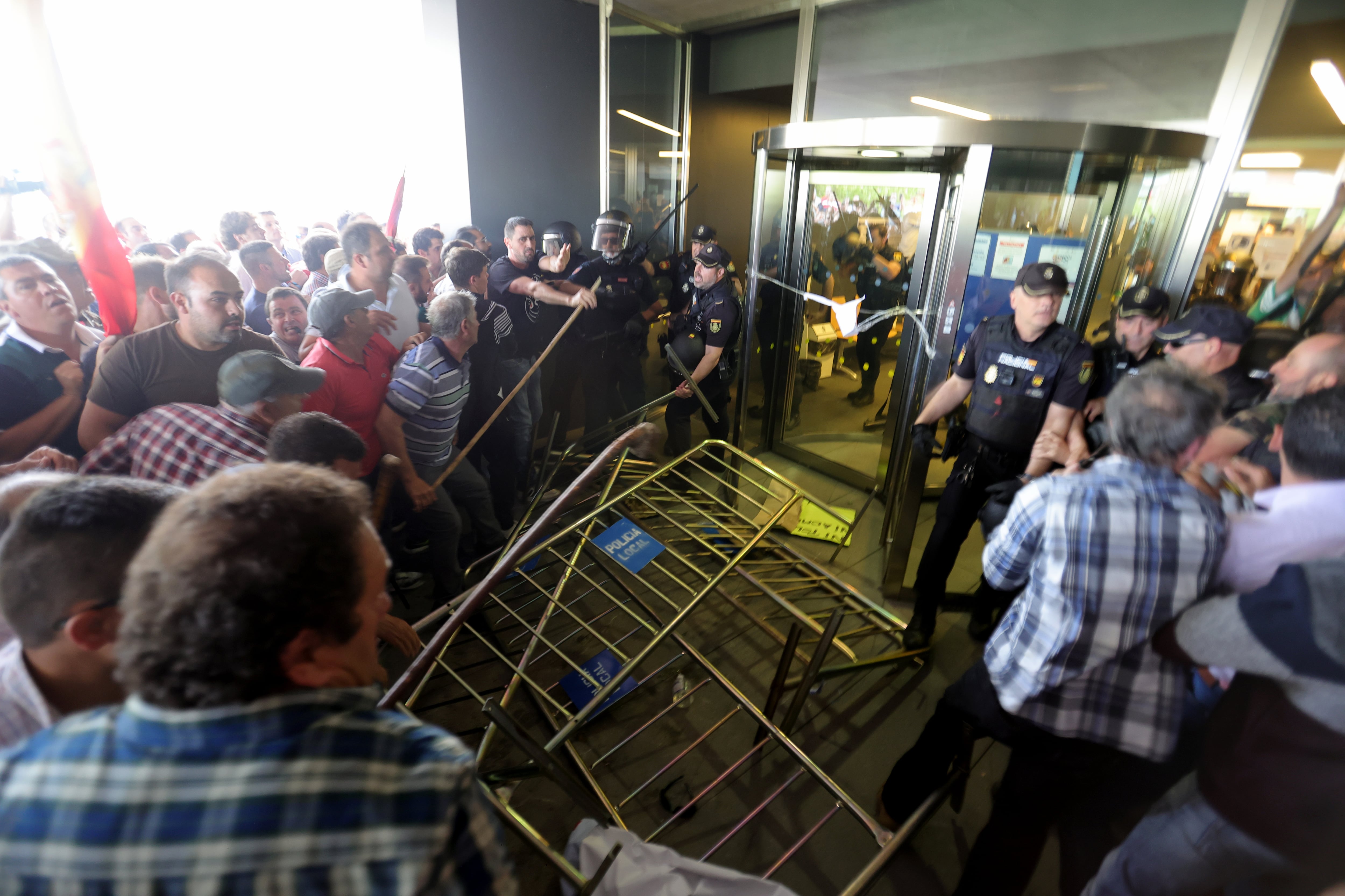 Al menos un hombre ha resultado herido y otro ha sido detenido en una protesta de ganaderos salmantinos contra el saneamiento de la tuberculosis bovina que impide a las reses salir fuera de la comunidad de Castilla y León.