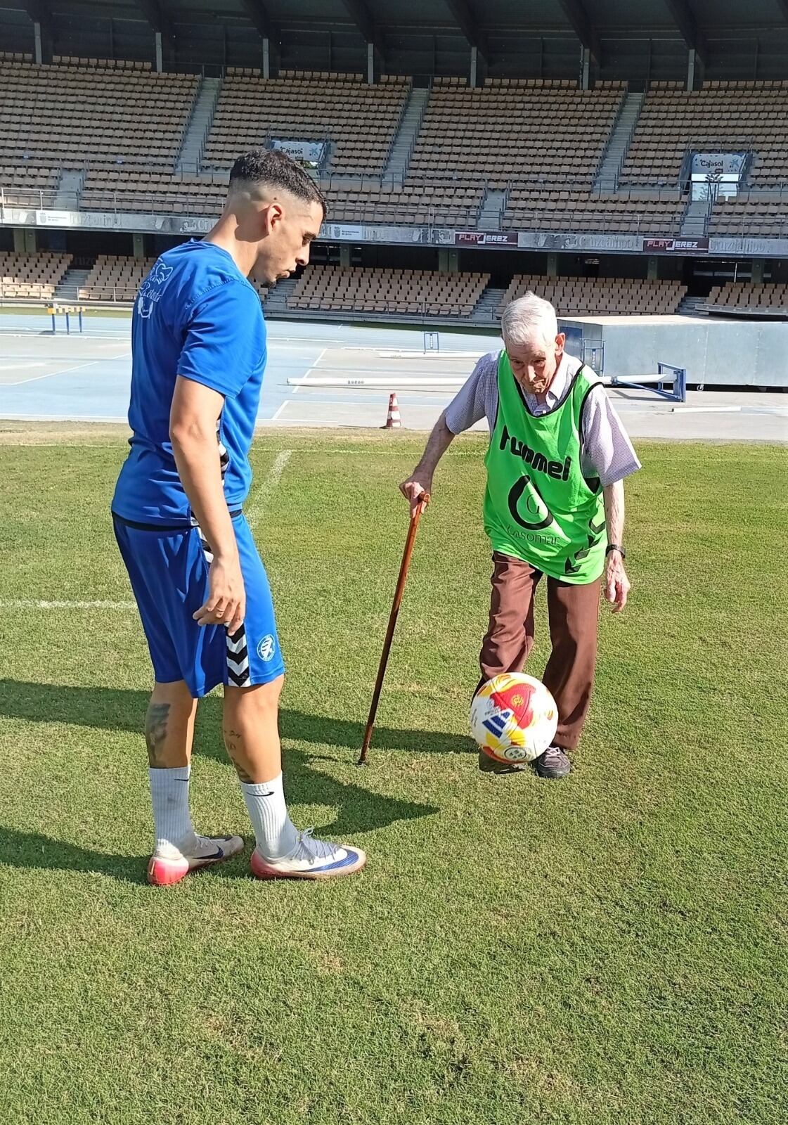 Los mayores en Chapín con los jugadores del Xerez DFC