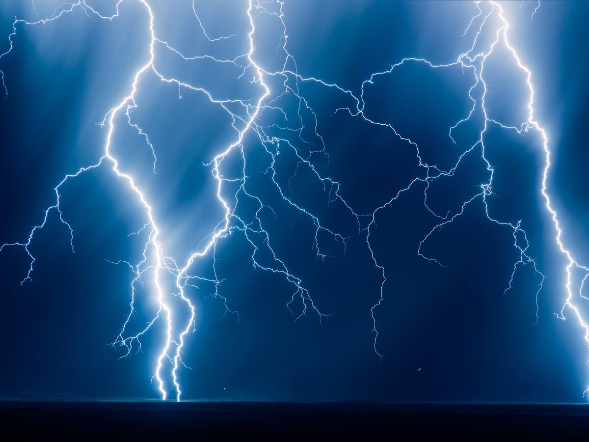 El profesor de Geografía del IES Josep de Ribera, Ramir Moscardó, y el responsable de Climatología de la Agencia Estatal de Meteorología en la Comunitat Valenciana, José Ángel Núñez, comentan el episodio de lluvia torrencial en Xàtiva