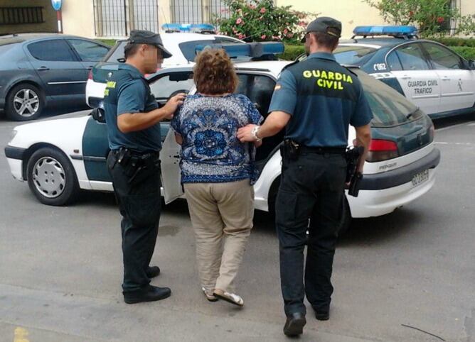 Dos guardias civiles acompañan a la mujer detenida en La Unión.