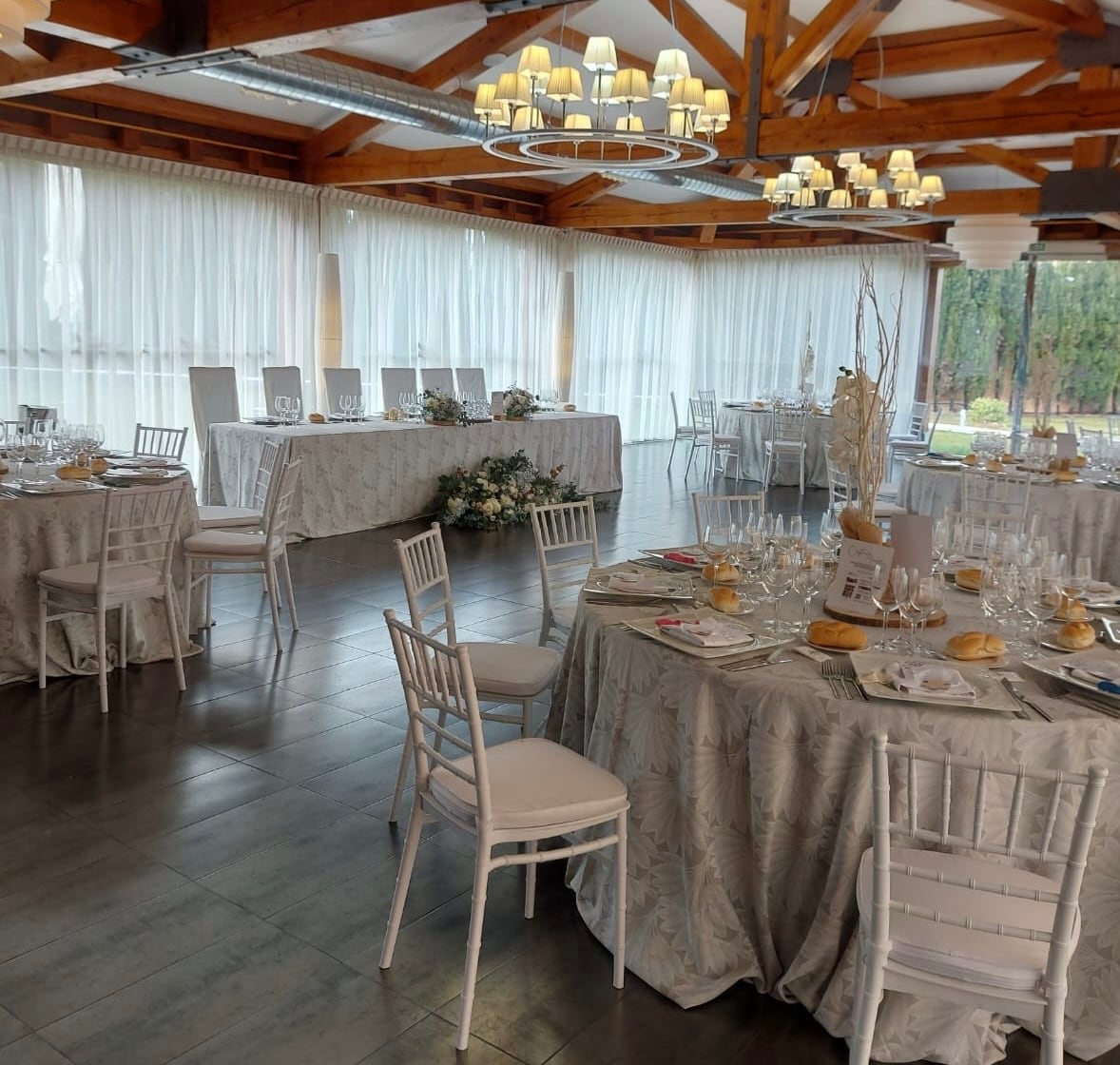 Decoración del comedor del Villa de Ferias en la primera boda del año 2024