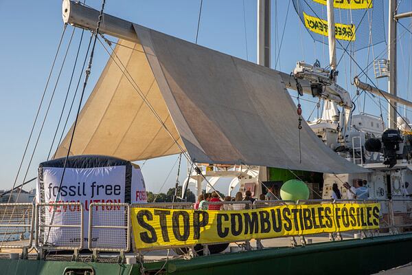 &#039;Stop combustibles fósiles&#039;, el lema del velero Rainbow Warrior. Fuente: Greenpeace/Eva Mañez