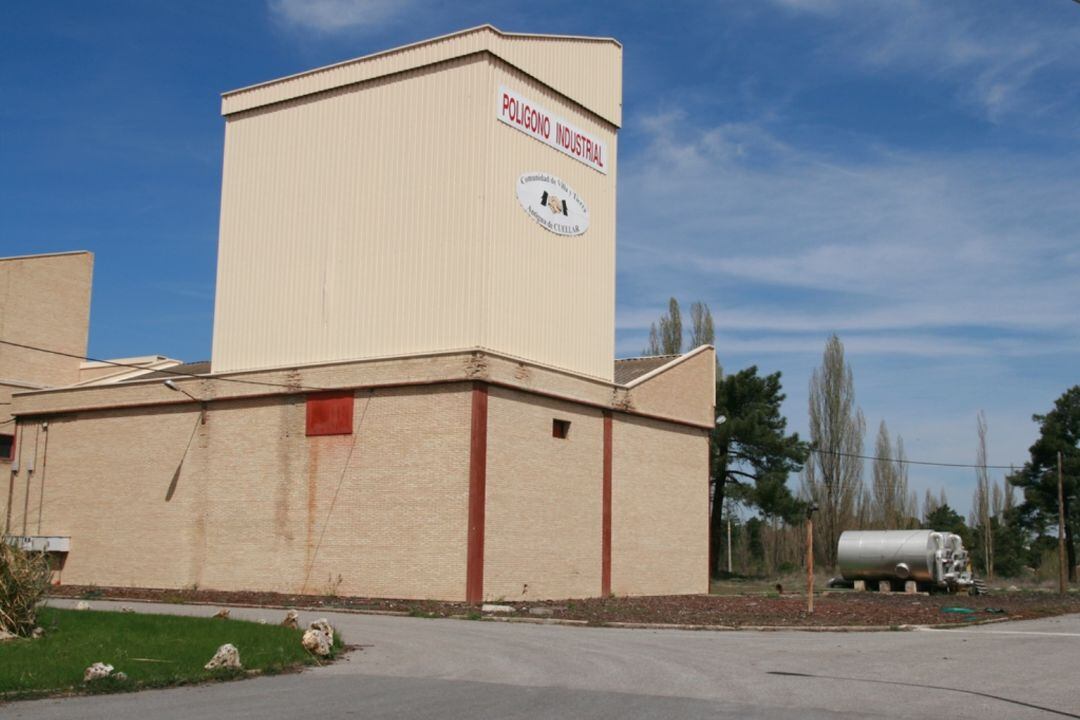 Polígono Industrial Comunidad Villa y Tierra de Cuéllar ubicado en el margen de la autovía de Pinares cerca de Cuéllar