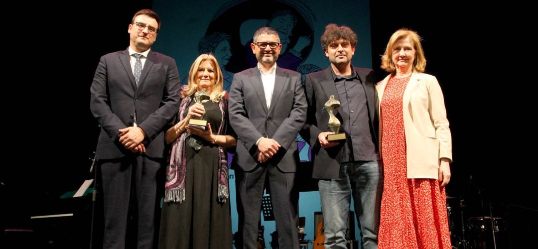 Los premiados junto al alcalde y vicealcalde