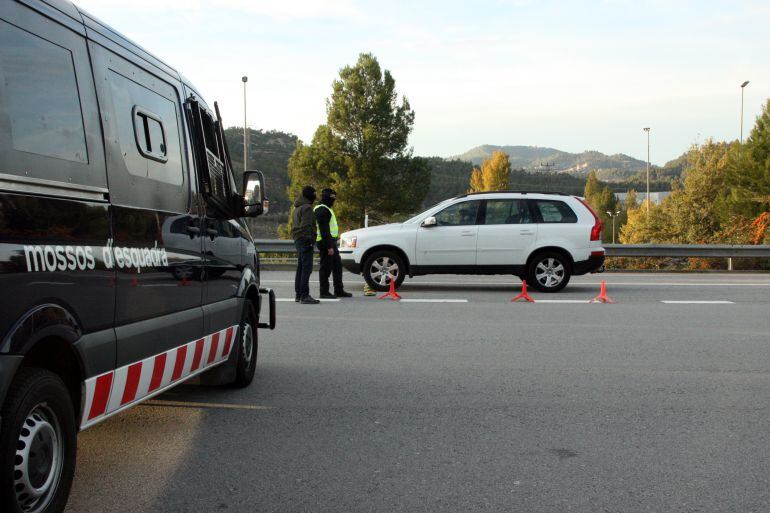 Una furgoneta dels Mossos i, al fons, dos agents controlant el trànsit aquest dimecres 25 de novembre a la C-16