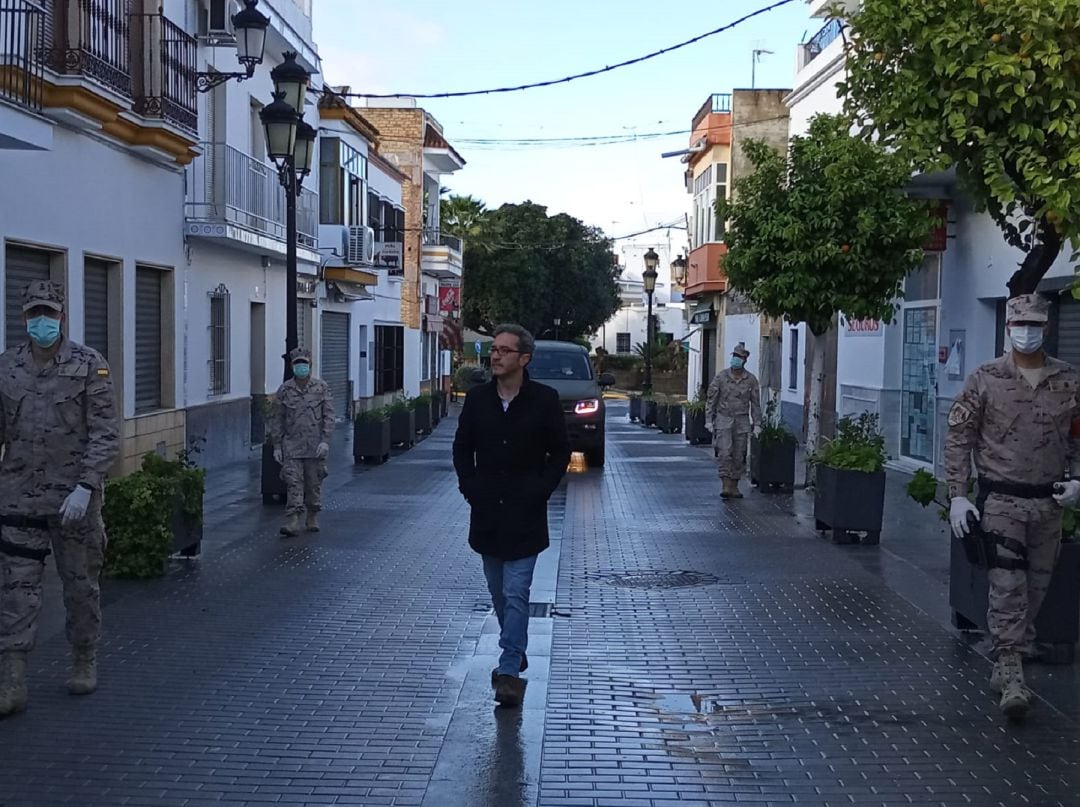 Daniel Pérez, alcalde de Puerto Serrano, en su municipio durante el estado de alarma