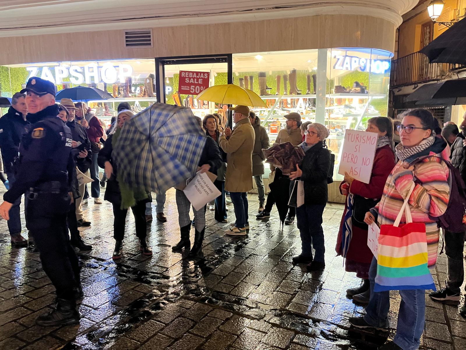 Vecinos del Casco Histórico de Toledo en la protesta celebrada esta tarde en las Cuatro Calles
