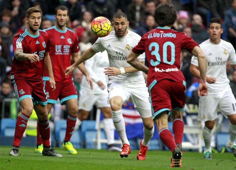 Benzema, rodeado de rivales en el área de Rulli