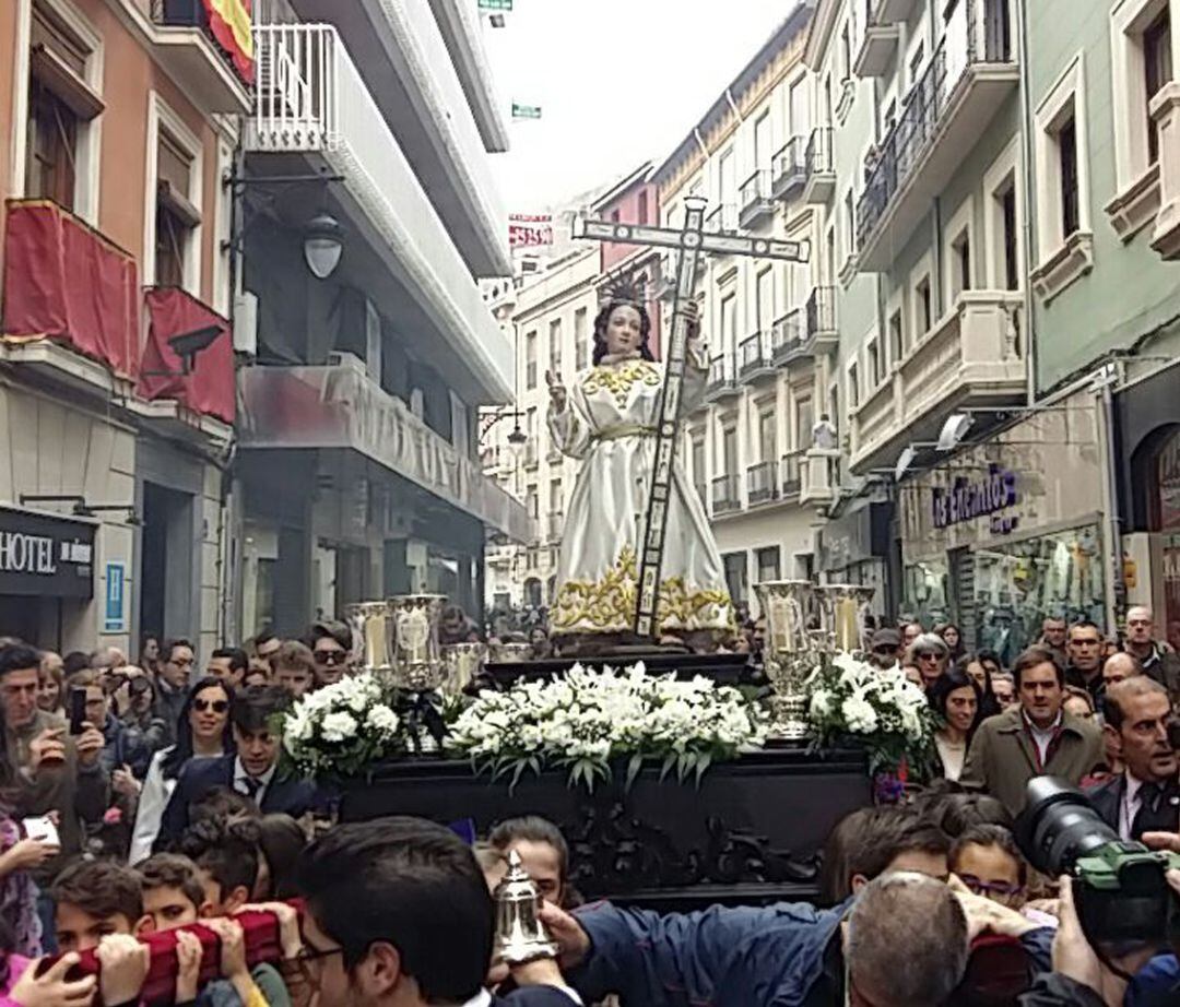 Procesión infantil de Resurrección en la Semana Santa de Granada con la imagen del Dulce Nombre de Jesús