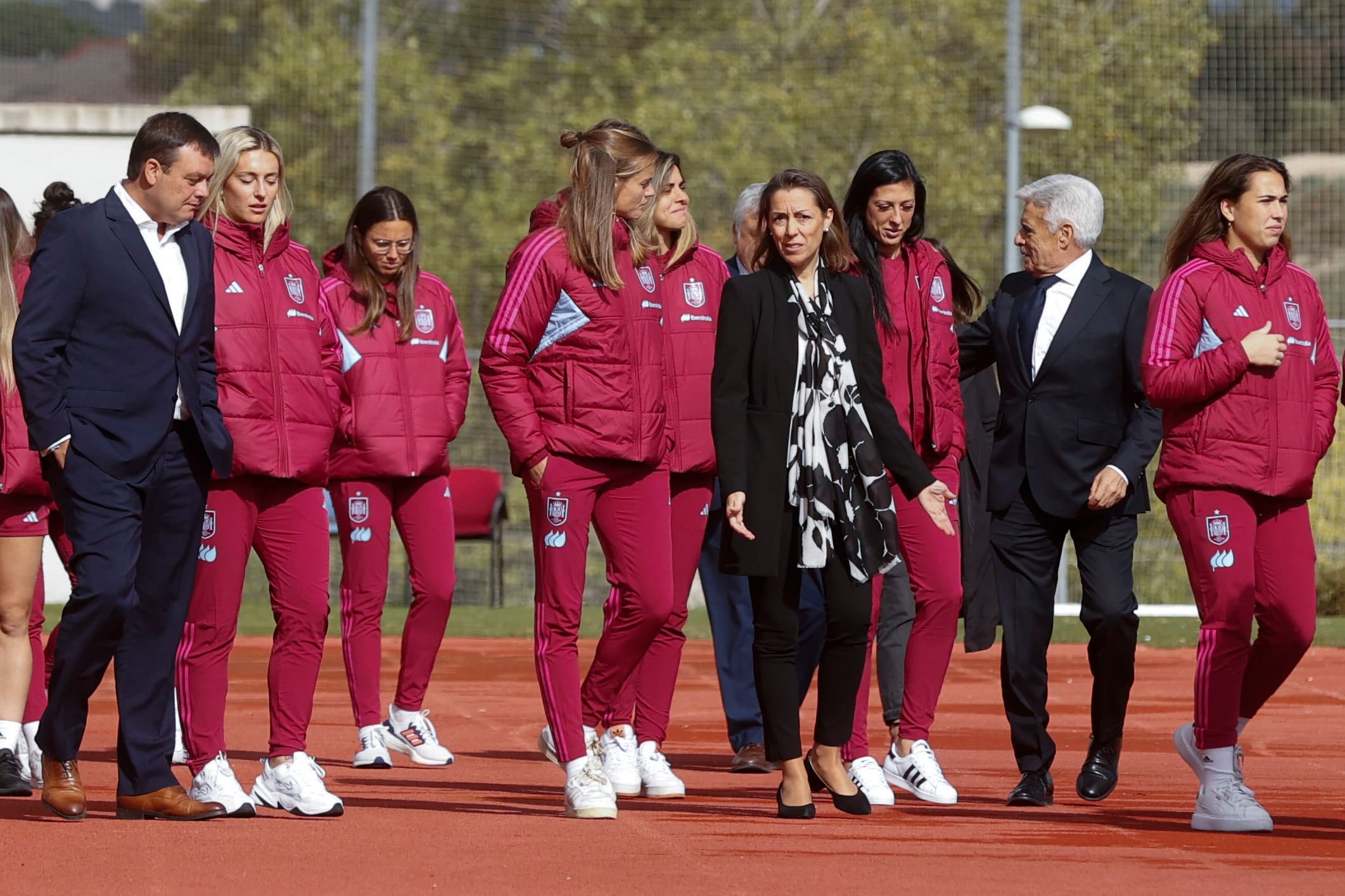 Pedro Rocha habla con Jenni Hermoso durante la reunión de la Comisión Mixta RFEF-CSD-Jugadoras de la Selección Española de Fútbol, este lunes en la Ciudad del Fútbol de Las Rozas.