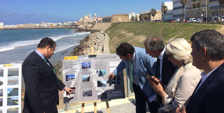 El delegado del Gobierno, Antonio Sanz, explica el proyecto de regeneración de la muralla de Cádiz