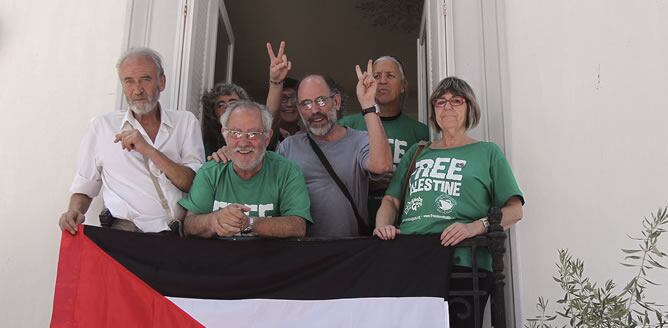 Activistas españoles de la plataforma &#039;Rumbo a Gaza&#039; miran a la cámara desde el balcón de la embajada