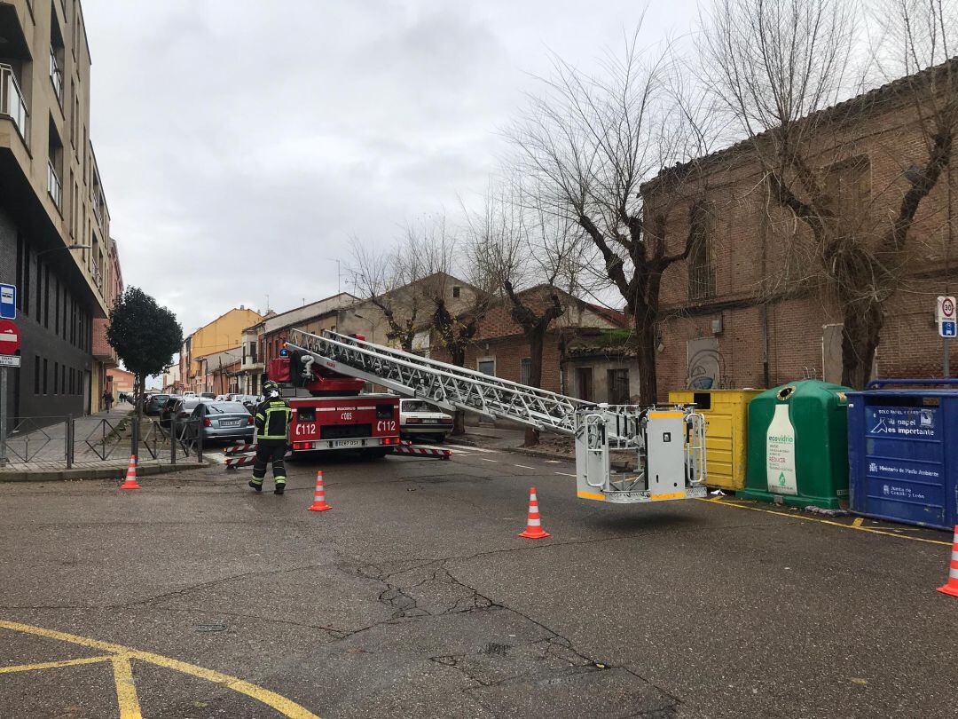 Los bomberos acudieron al derrumbe en el entorno de la Plaza de San Agustín