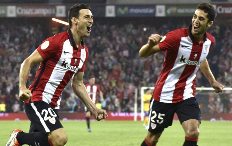 El delantero del Athletic, Aritz Aduriz (i), celebra el tercer gol del equipo bilbaino, durante el encuentro correspondiente a la ida de la supercopa que disputan esta noche frente al F. C. Barcelona en el estadio de San Mamés, Bilbao. EFE/Miguel Toña.