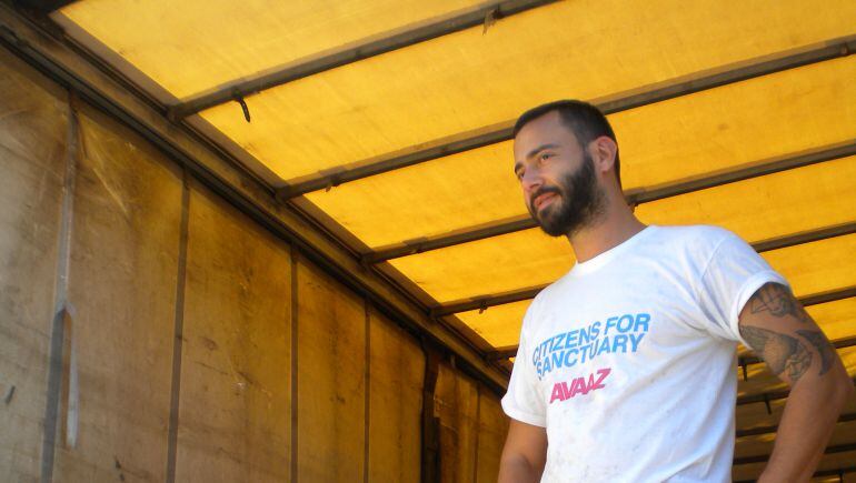 Dos voluntarios de Avaaz descargando el material que han llevado