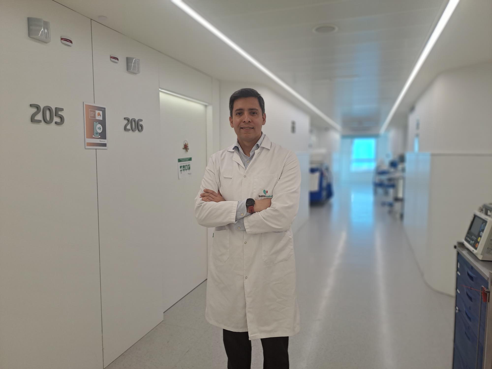 Doctor César Calero, especialista de la Unidad de Rodilla del hospital Quirónsalud Valencia