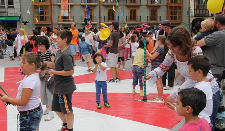 Escolares de Torrelavega practicando las artes circenses