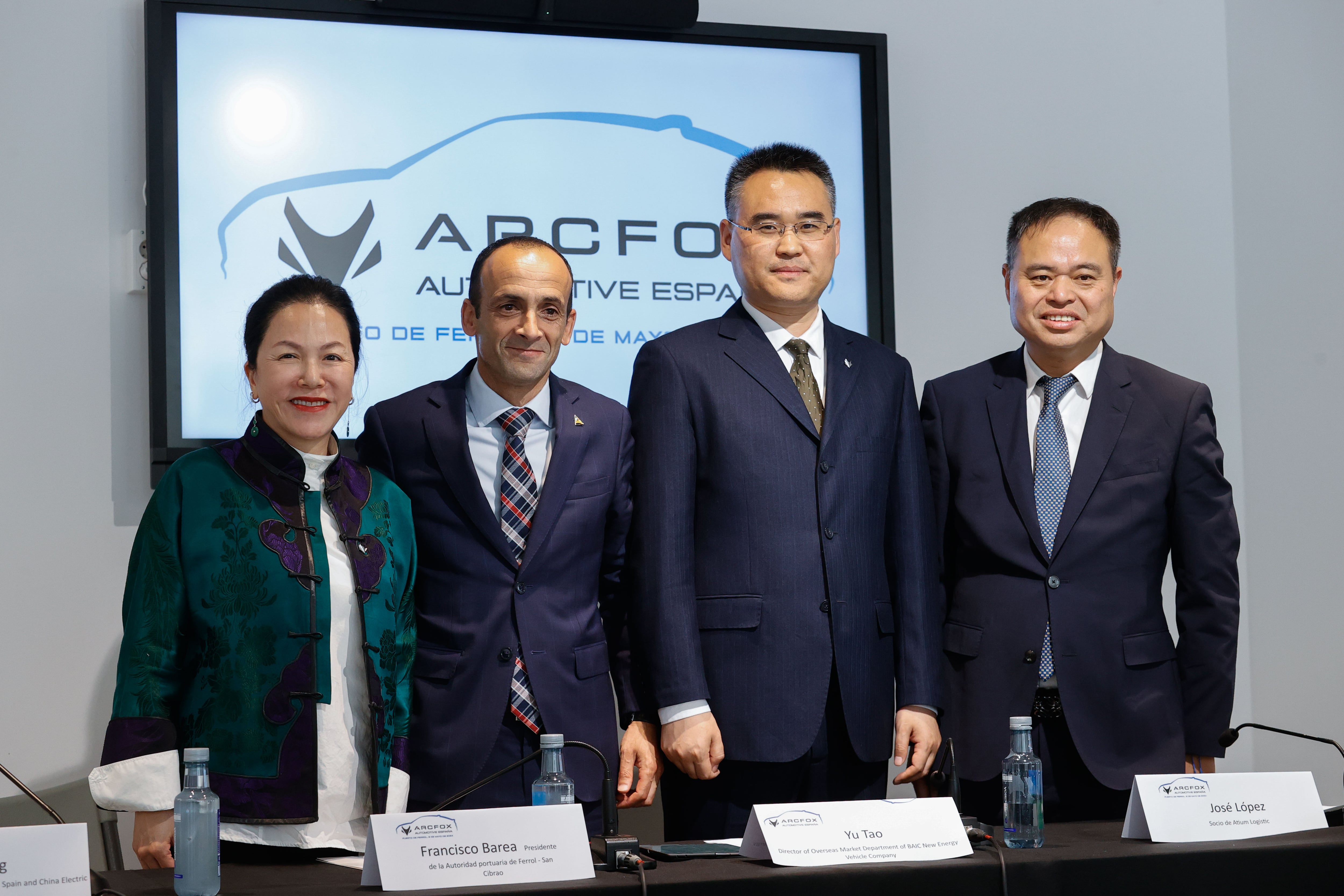 FERRROL, 09/05/2024.- El primer ejecutivo de BAIC New Energy Vehicle Company, Yu Tao (2d), junto al director de magnaBlue Sky, Shawn Feng (d), la representante de Arcfox Automotive y presidenta de China Electric Vehicles, Zheng Fang (i), y el presidente del Puerto de Ferrol, Francisco Barea (2i), durante la presentación de los vehículos de la firma china Arcfox, este jueves en Ferrol, donde inicia la exportación de sus primeras unidades a países europeos. EFE/ Kiko Delgado.