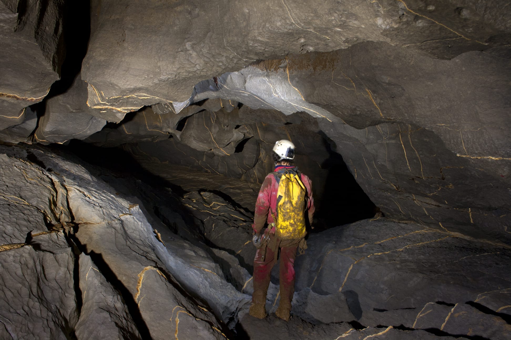 Cueva a la que se accede desde la cantera de Nanclares (Álava) y conecta con el acuífero de Subijana.