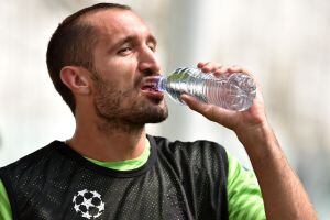 Chiellini bebe agua en un entrenamiento en el Juventus Arena