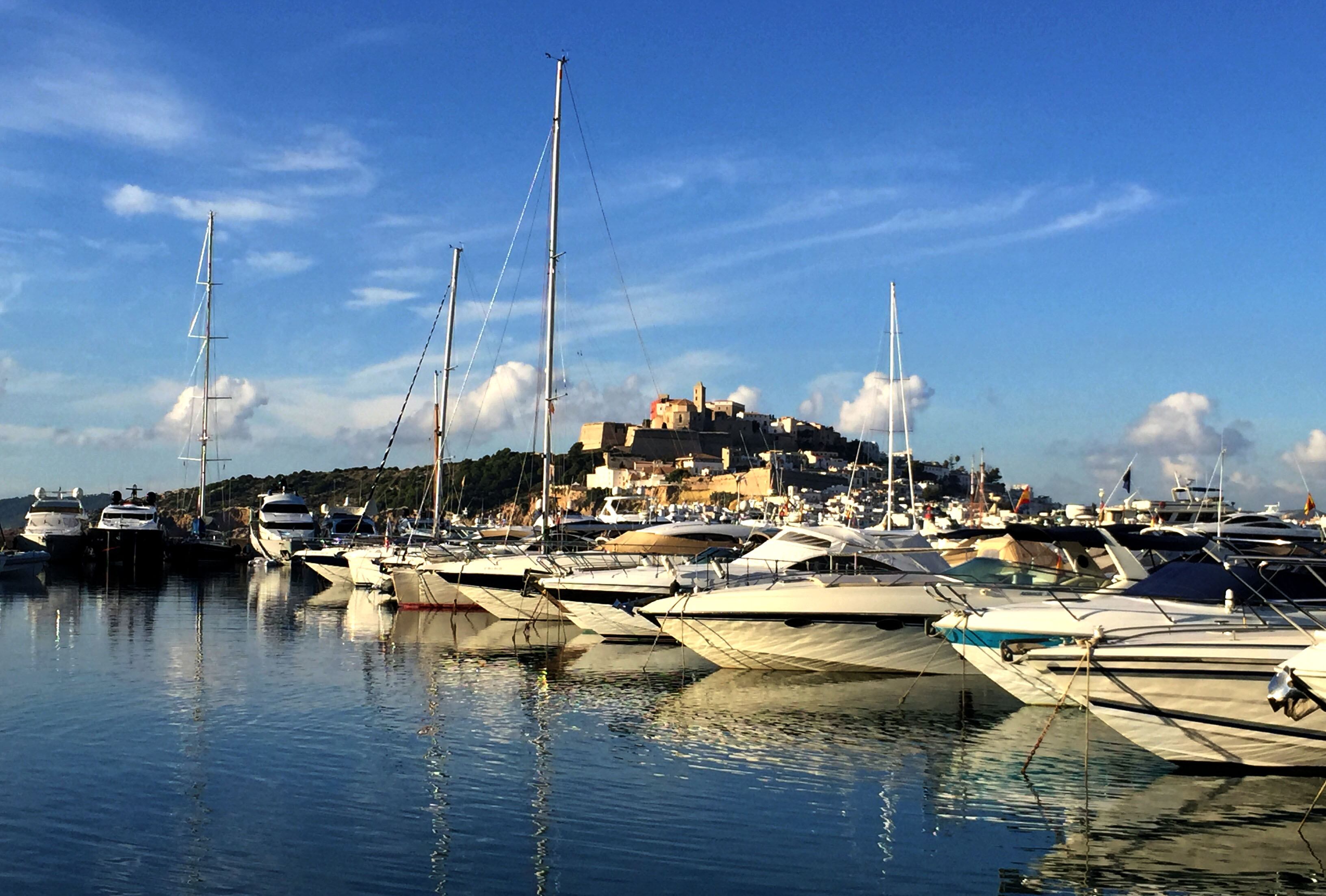 Imagen de barcos amarrados en Marina Botafoch