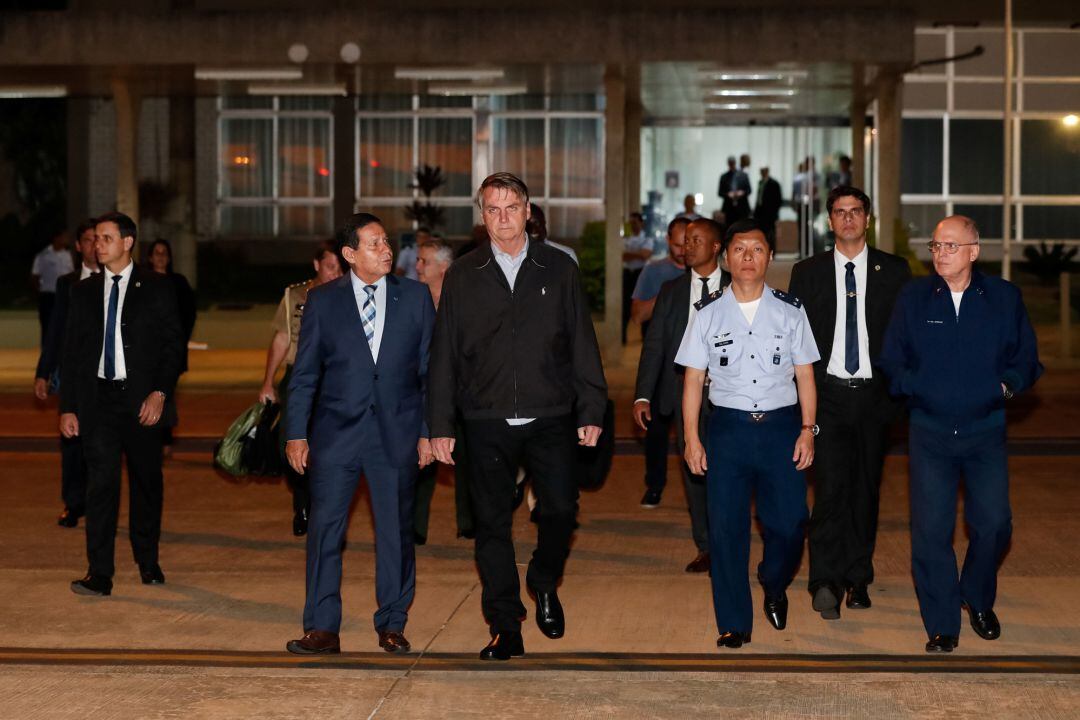 El presidente de Brasil, Jair Bolsonaro, camina antes de su viaje a Japón para la reunión del G20 de esta semana en la base aérea de Brasilia, Brasil (25 de junio de 2019)