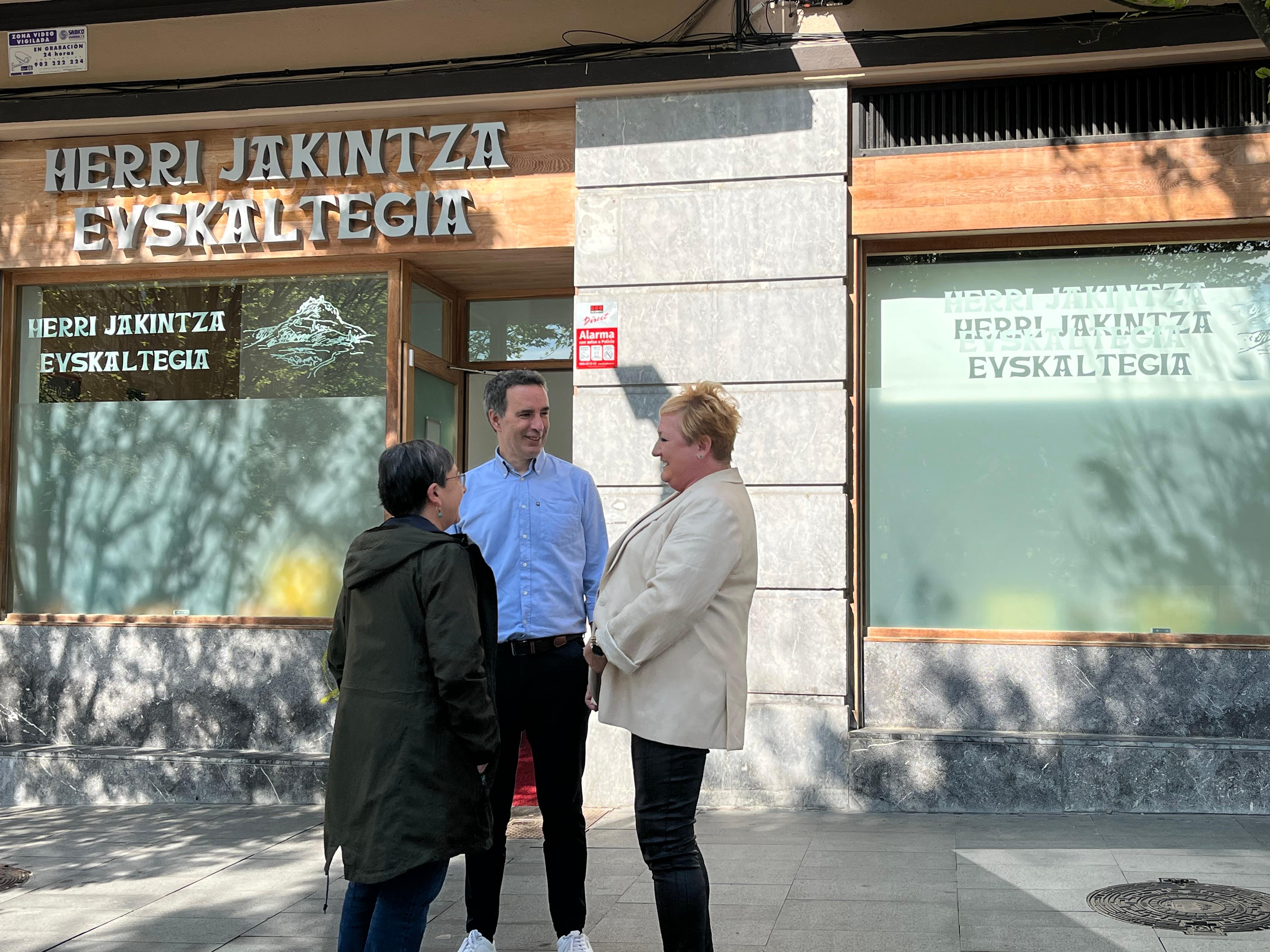 El delegado de Euskera del Ayuntamiento de Irun Josu Iguiñiz junto a la directora del Euskaltegi Herri Jakintza Gema Urtizberea (derecha).
