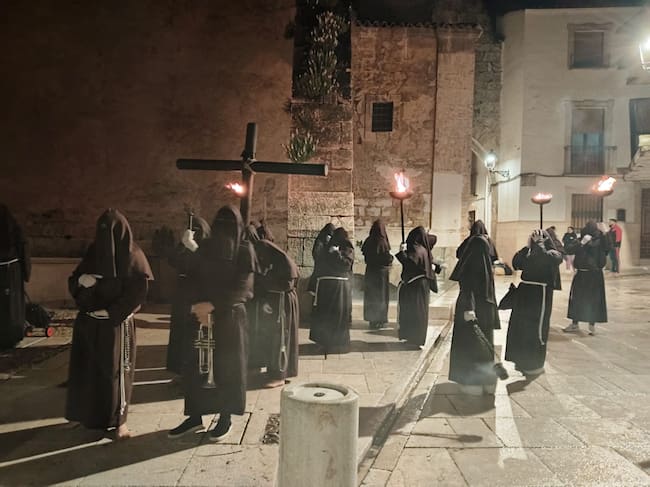 El Lignum Crucis a su paso por el Pilón, por las inclemencias meteorológicas tuvieron que cambiar el recorrido inicialmente previsto