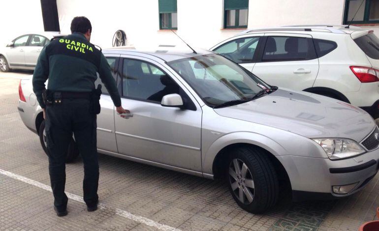 Foto de archivo de un coche robado interceptado por la Guardia Civil.