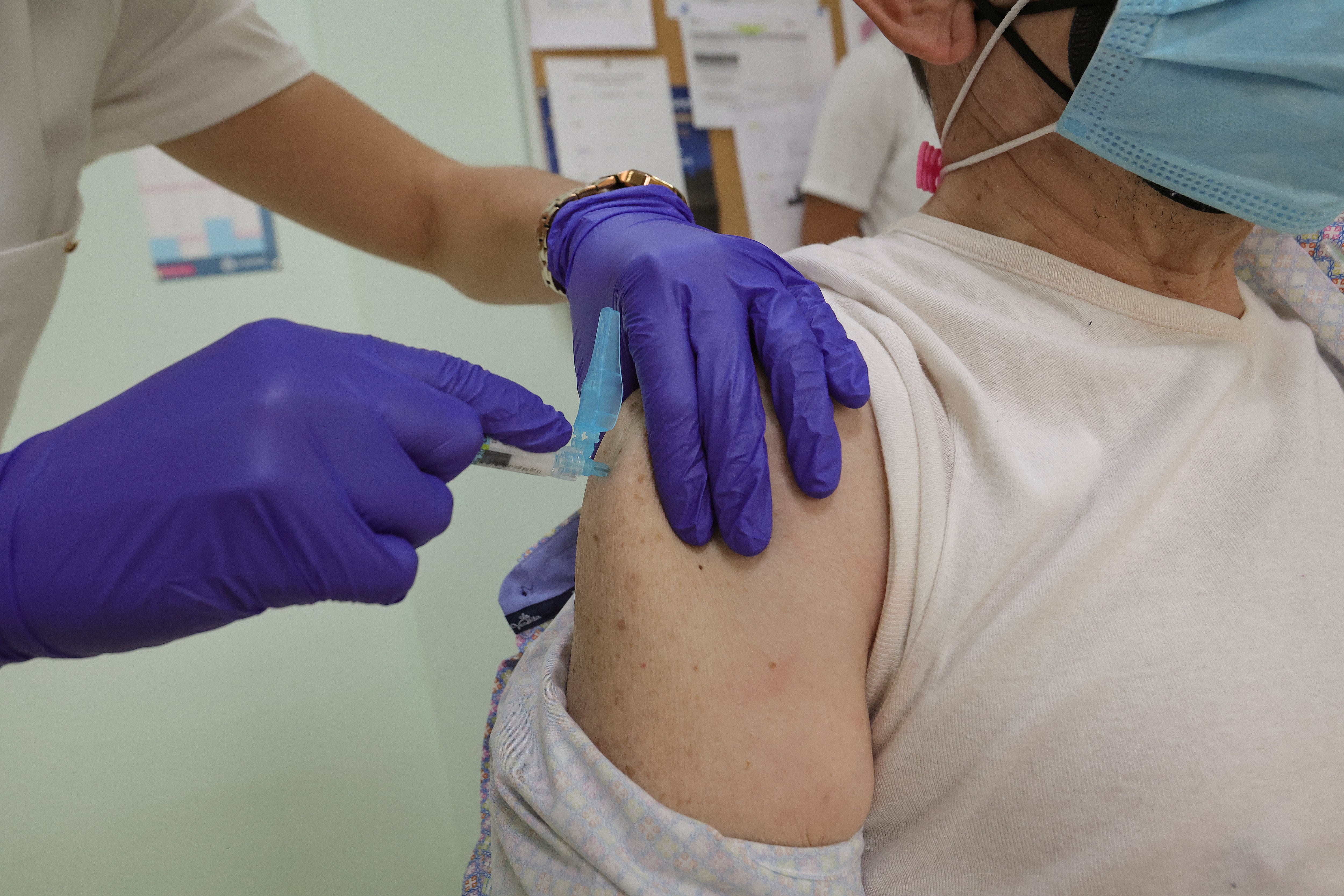 Una persona vacunándose frente a la gripe y el Covid-19 en Salamanca. Archivo.