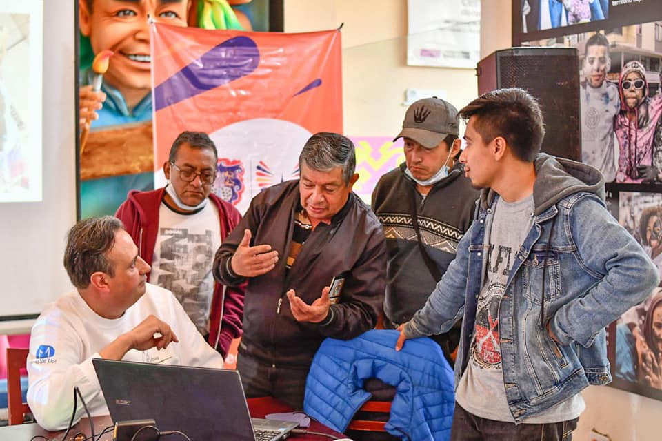 Rubio, impartiendo una clase de diseño por ordenador a los asistentes a la jornada &quot;Arte popular y carnaval&quot;.