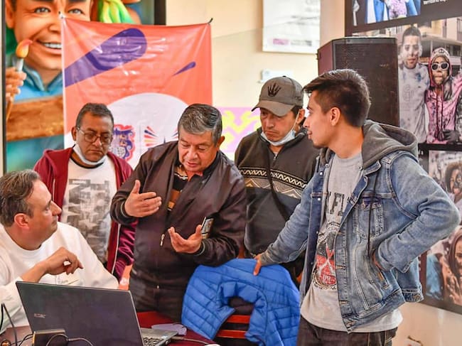 Rubio, impartiendo una clase de diseño por ordenador a los asistentes a la jornada "Arte popular y carnaval".