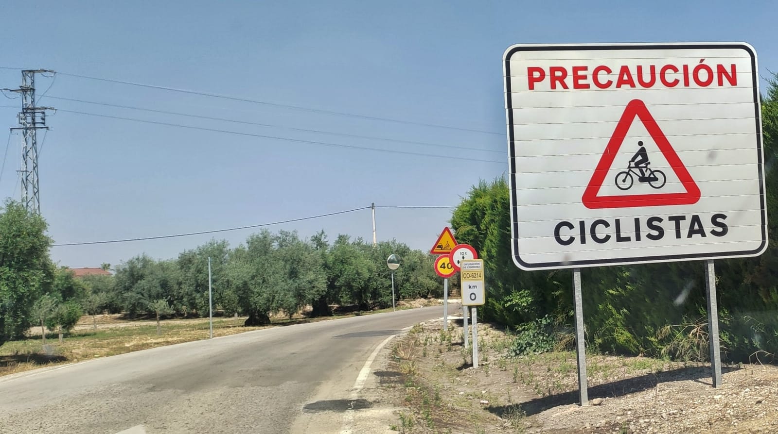 Carretera comarcal transitada por ciclistas en la provincia de Córdoba