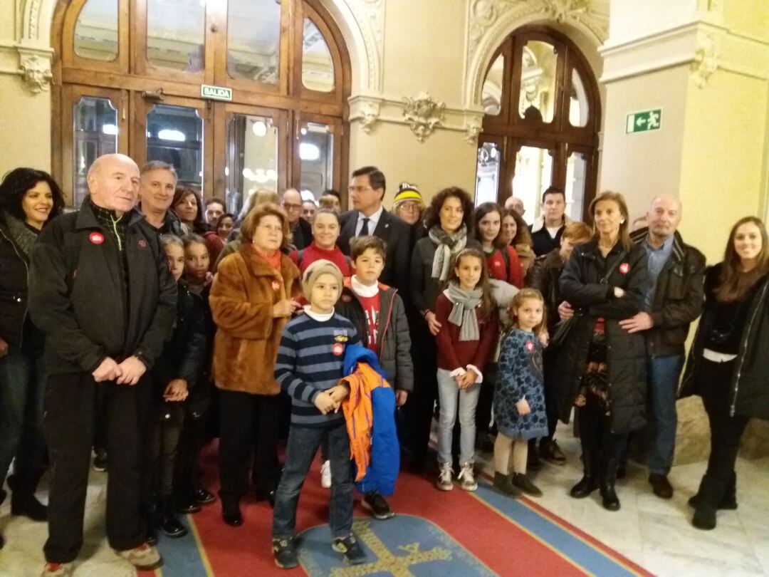 El presidente de la Junta General , en el centro, junto a uno de los grupos de visitantes a la cámara autonómica durante las Jornadas de Puertas Abiertas